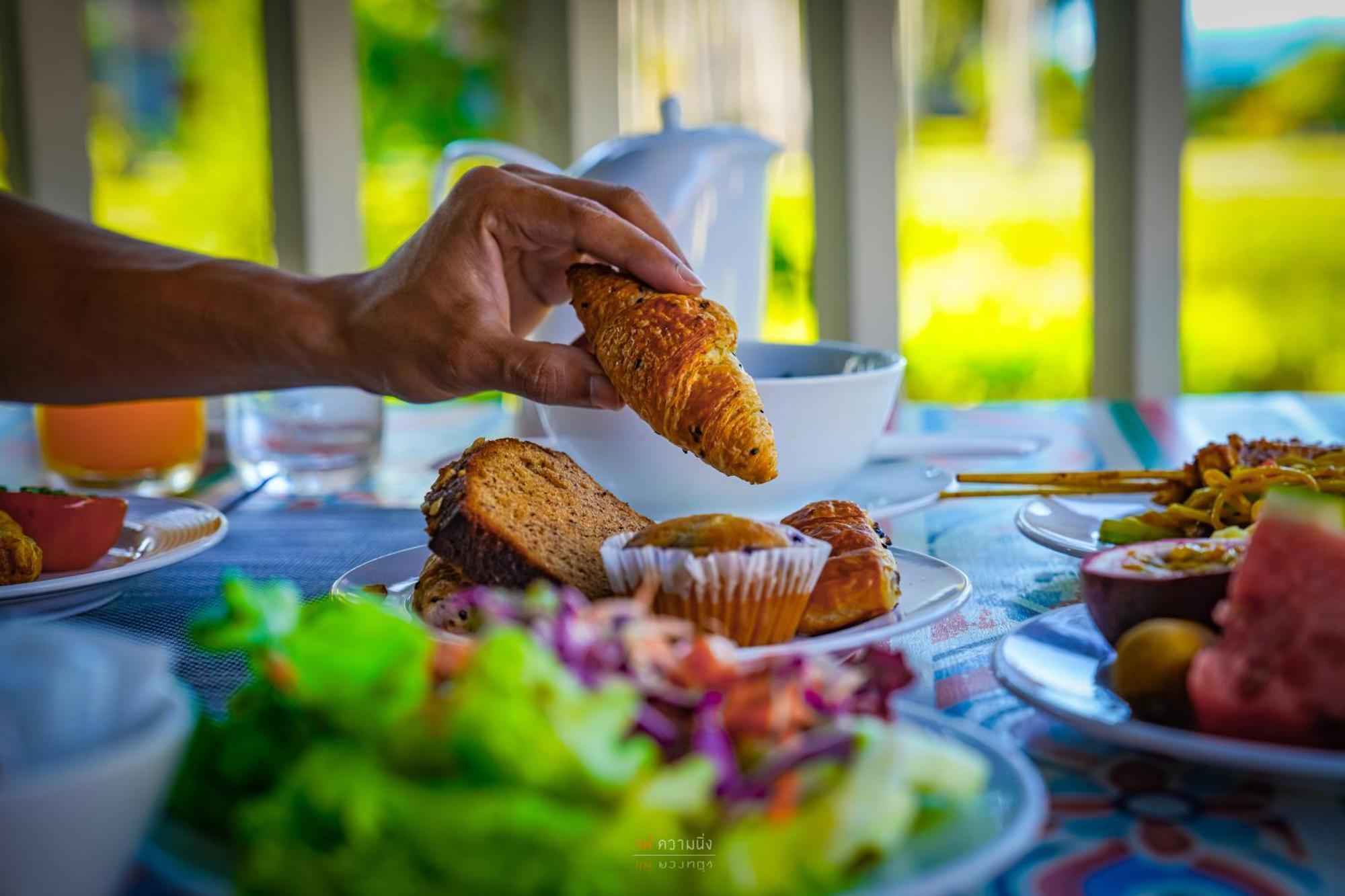 Dusit Thani Krabi Beach Resort - Sha Extra Plus Klong Muang Beach Esterno foto A hand holding a piece of bread