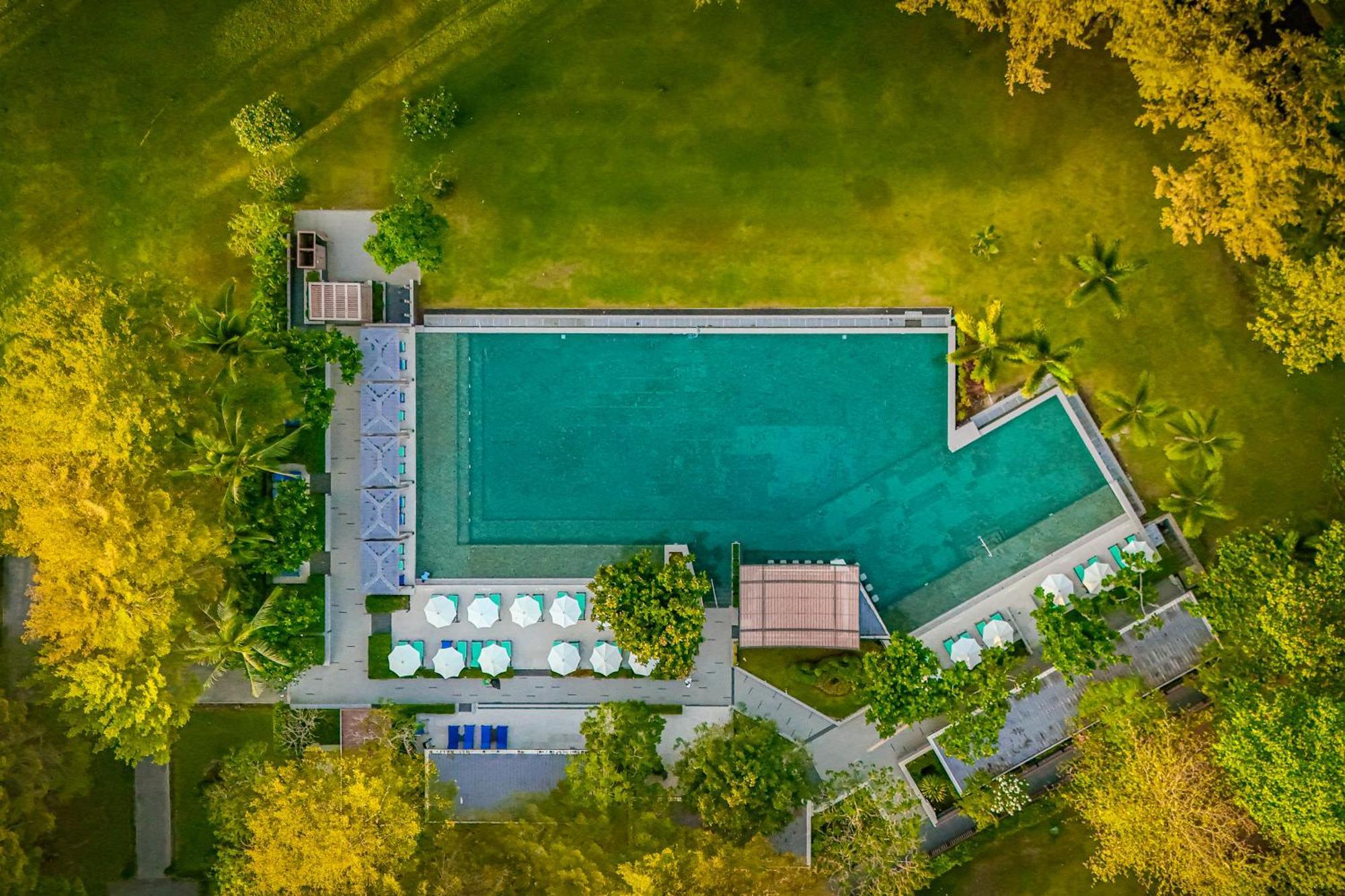 Dusit Thani Krabi Beach Resort - Sha Extra Plus Klong Muang Beach Esterno foto Aerial view of the swimming pool