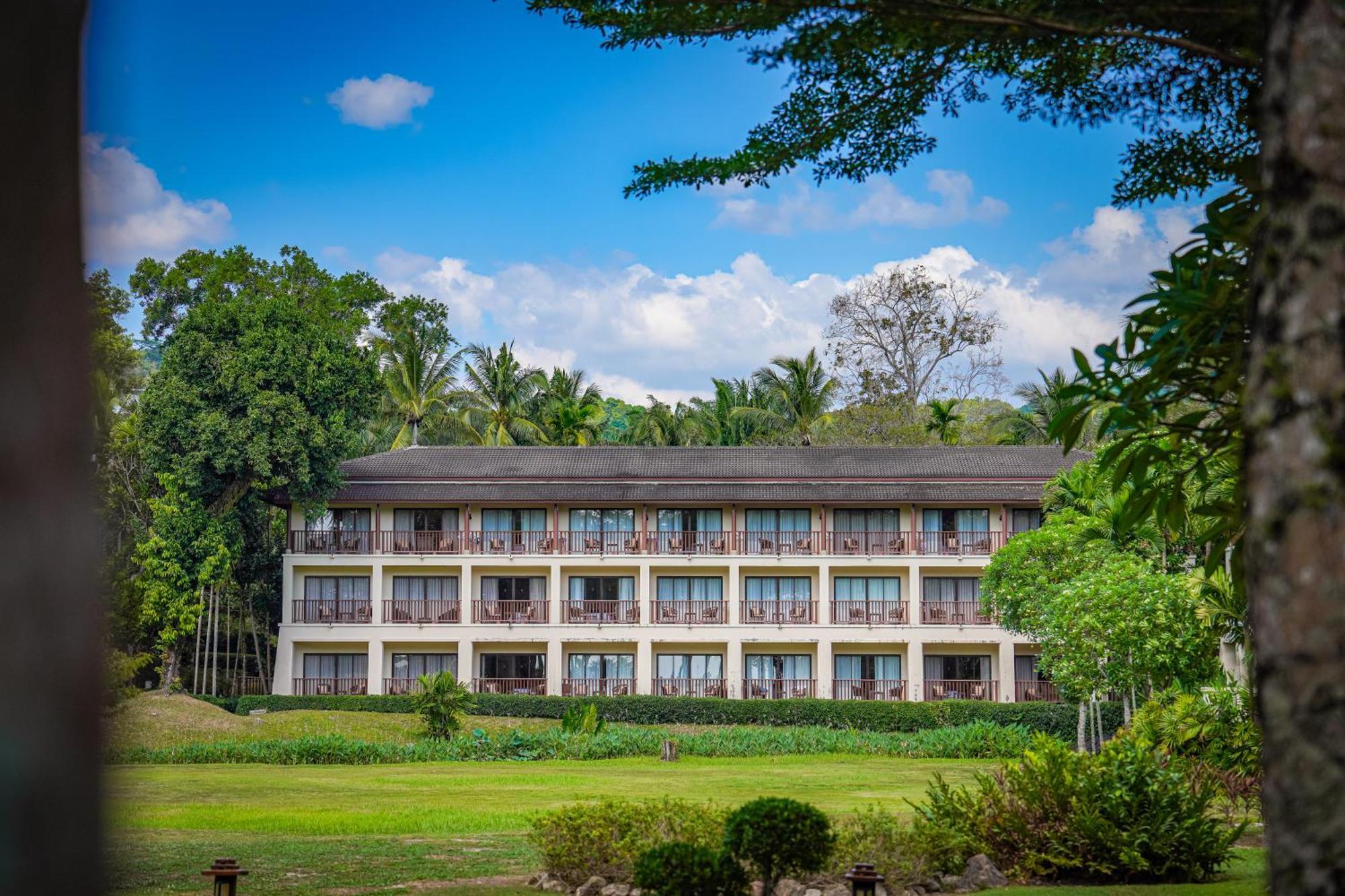 Dusit Thani Krabi Beach Resort - Sha Extra Plus Klong Muang Beach Esterno foto The hotel's main building
