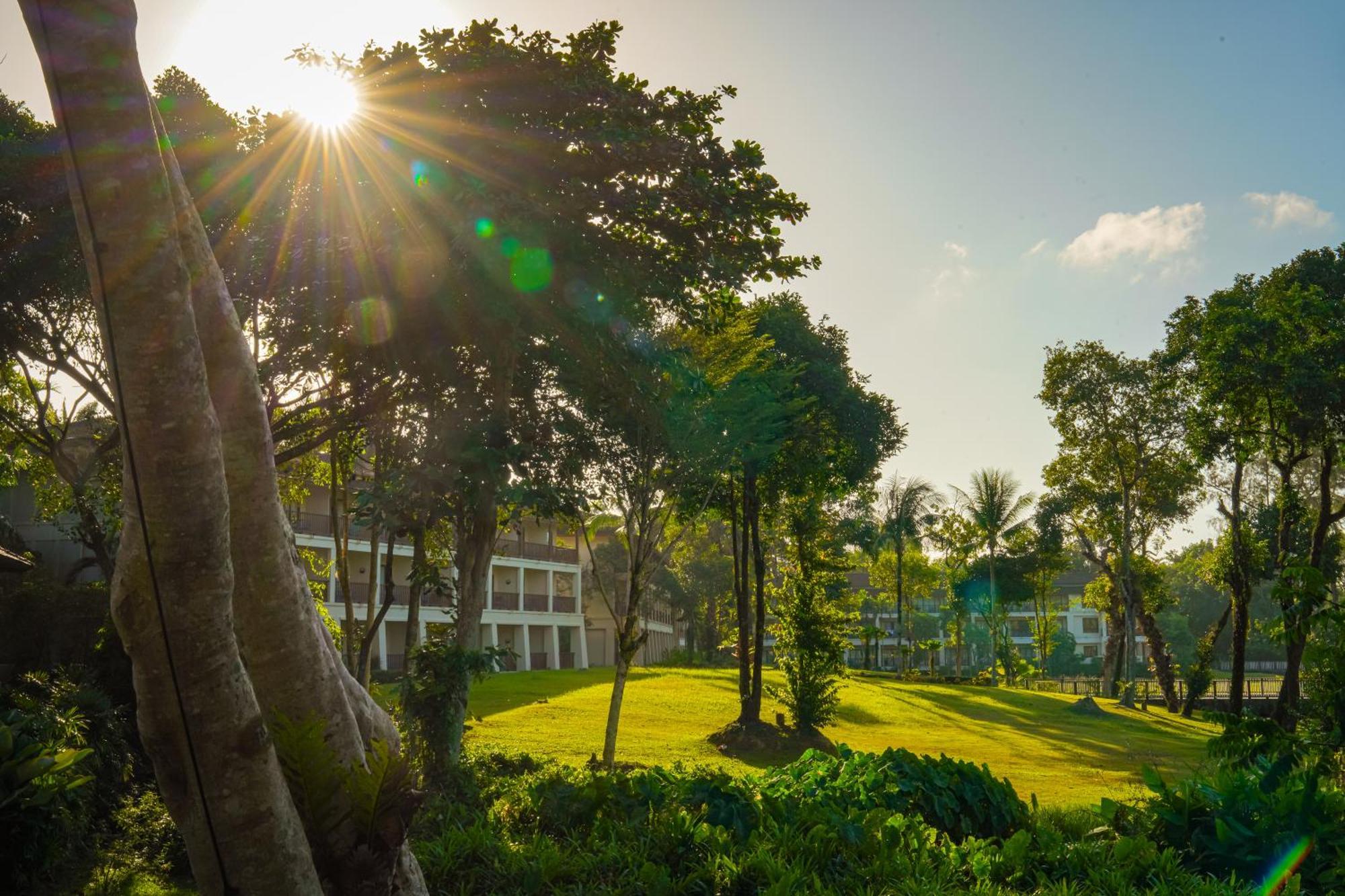 Dusit Thani Krabi Beach Resort - Sha Extra Plus Klong Muang Beach Esterno foto The grounds of the resort
