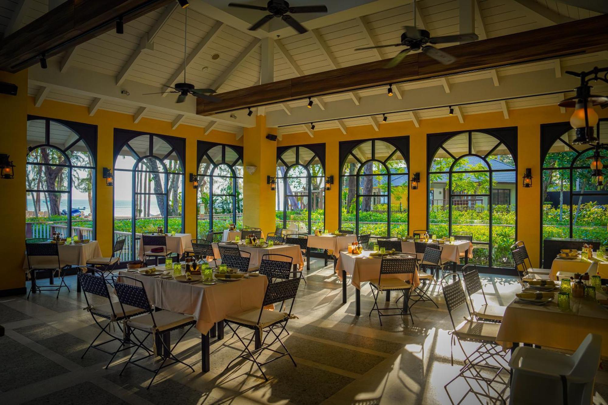 Dusit Thani Krabi Beach Resort - Sha Extra Plus Klong Muang Beach Esterno foto The restaurant at the resort