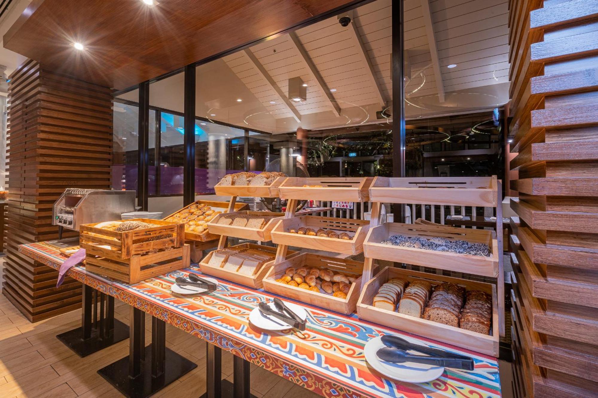 Dusit Thani Krabi Beach Resort - Sha Extra Plus Klong Muang Beach Esterno foto A buffet at a hotel