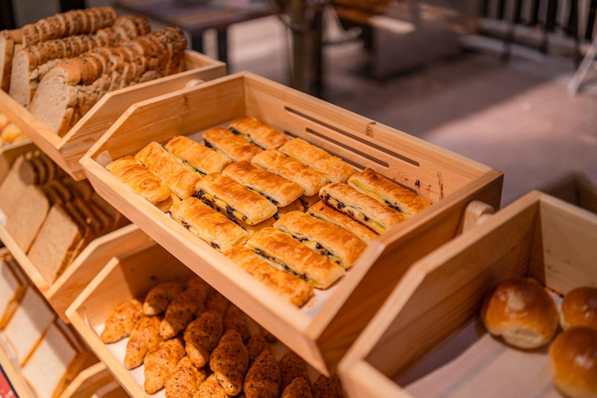 Dusit Thani Krabi Beach Resort - Sha Extra Plus Klong Muang Beach Esterno foto Baked goods at a buffet