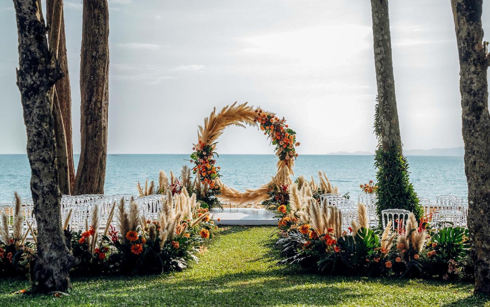 Dusit Thani Krabi Beach Resort - Sha Extra Plus Klong Muang Beach Esterno foto A beach wedding in Phuket, Thailand
